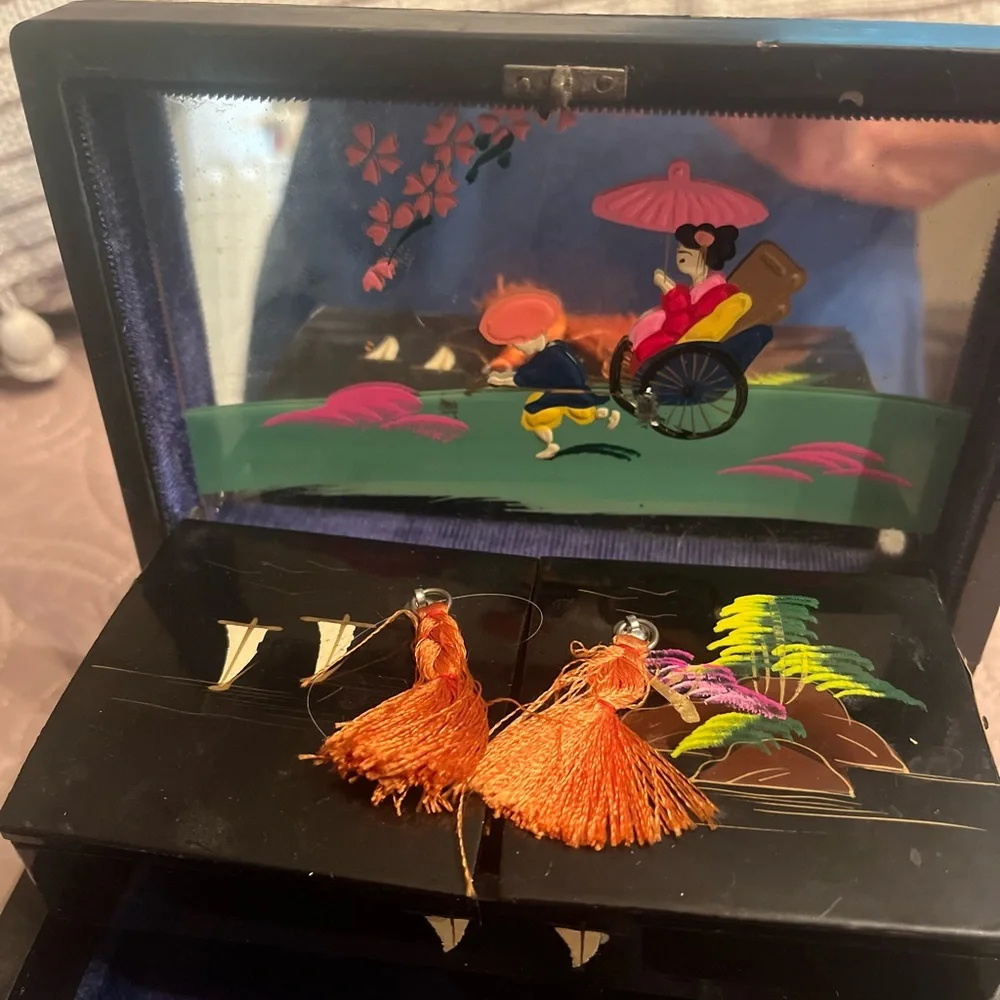 Vintage black lacquer musical jewelry box from Japan